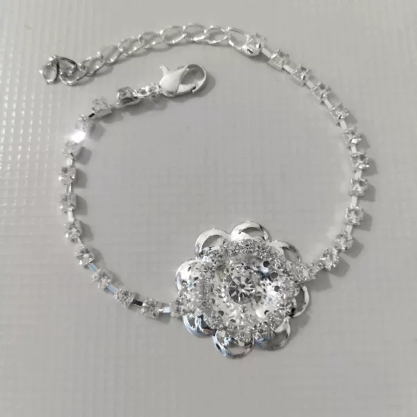 Bracciale con fiore e zirconio
